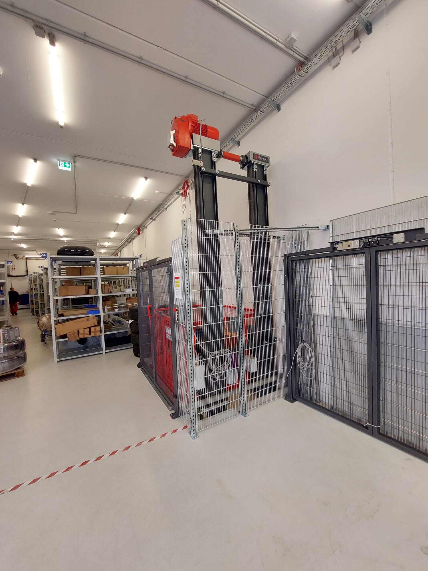Lastenaufzug twin s mit Antreibssäulen