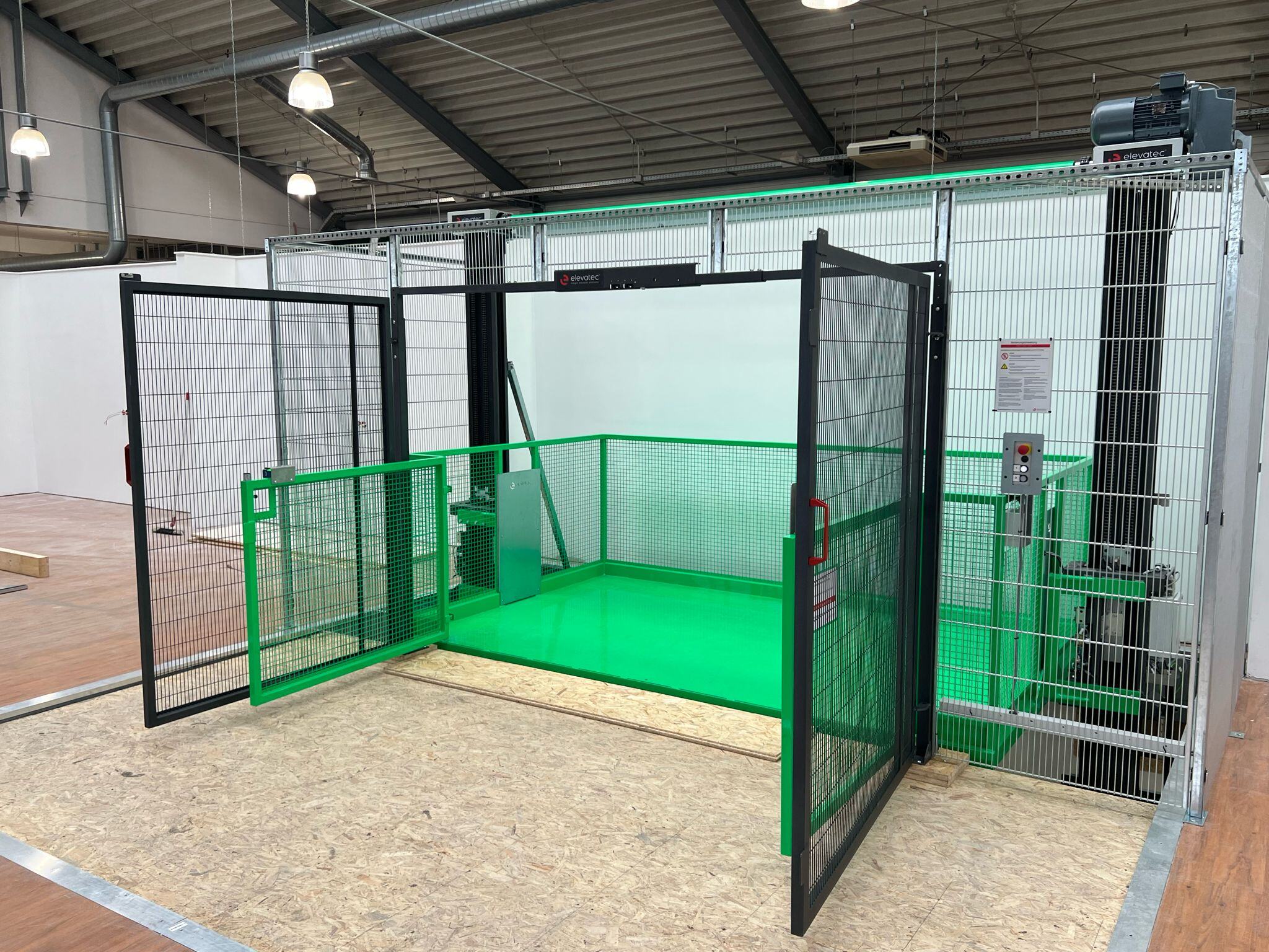 Güterlift EG mit Schaltschrank und Maschinenschutzgitter