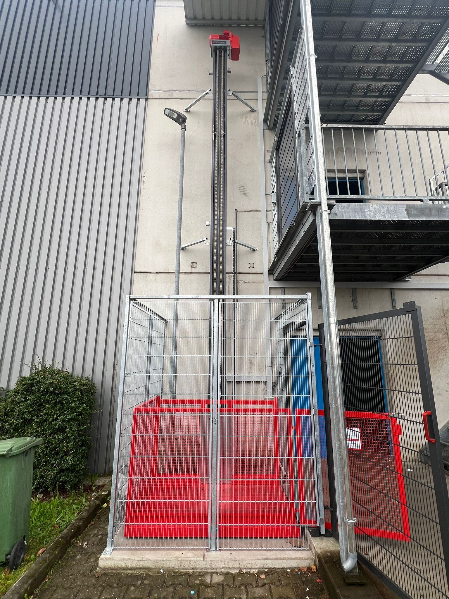 Lastenaufzug mono an Fassade