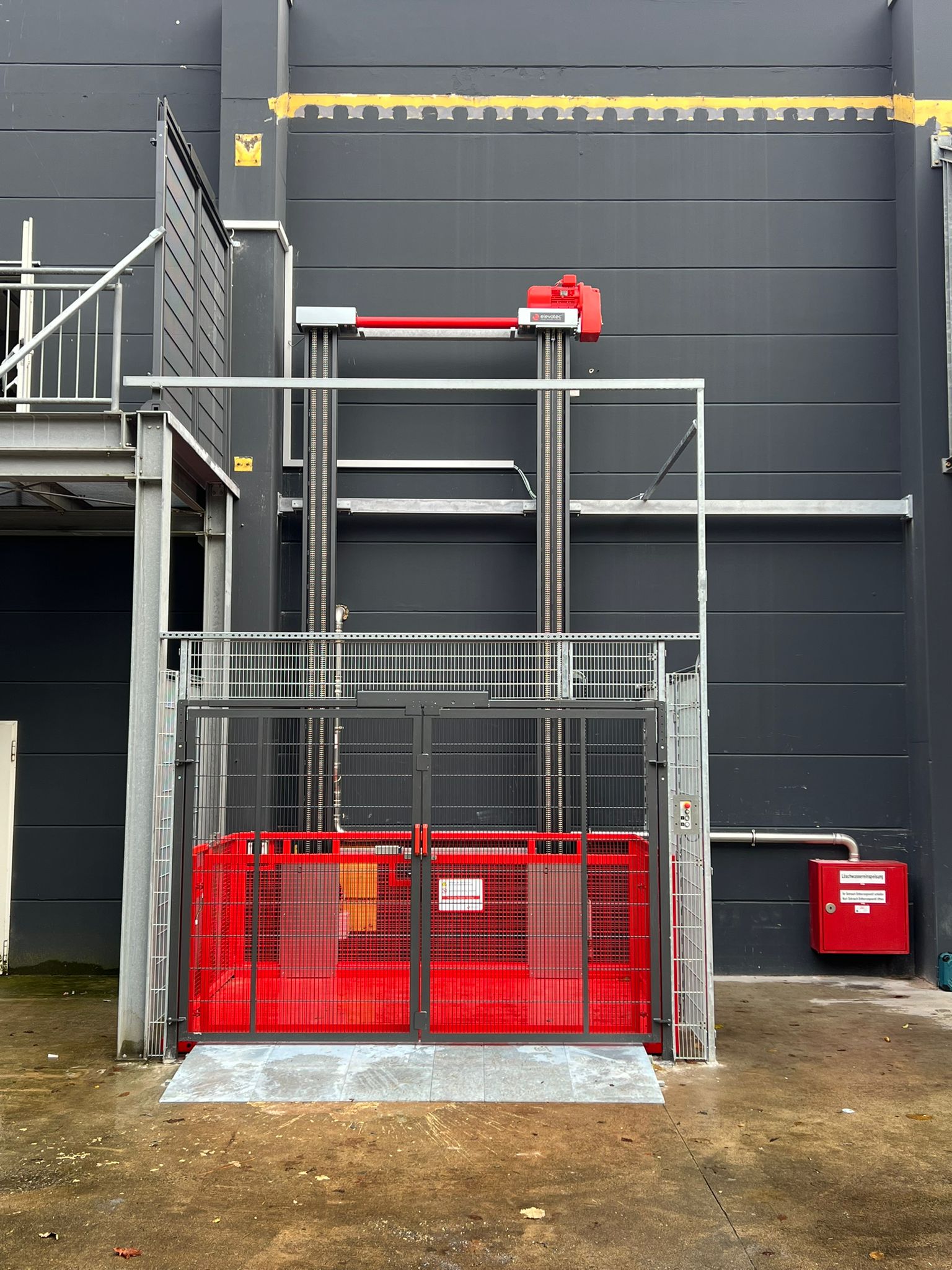 twin s an Außenfassade ZSL Zweisäulenlift